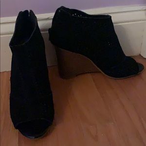Black wedges